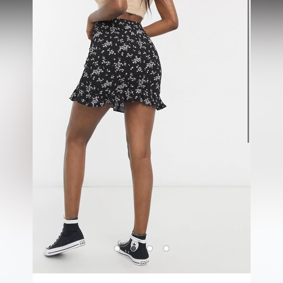 BNWT Ruffle Floral Mini Skirt - Picture 2 of 4
